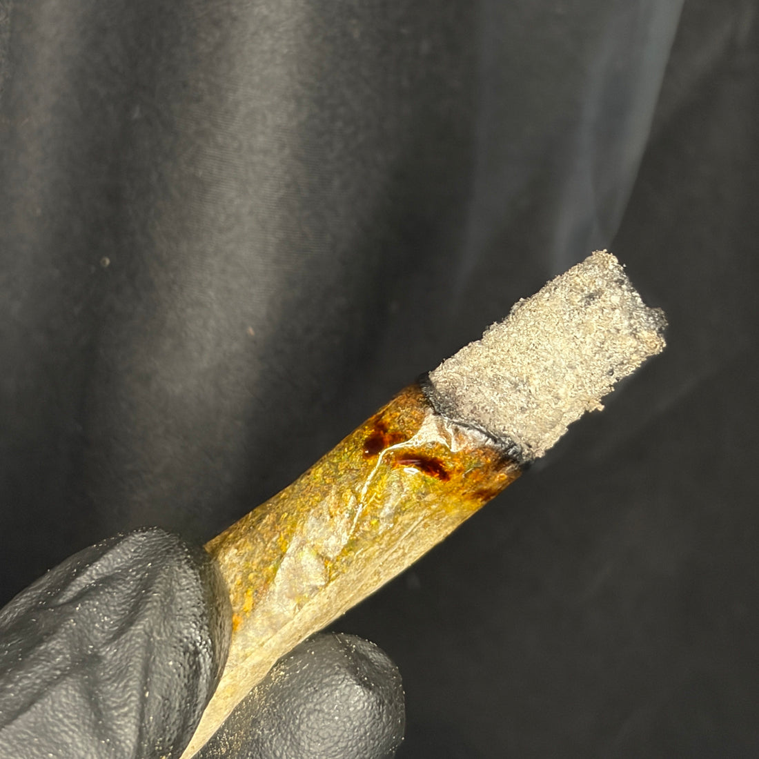 Pink CEO Popcorn joint burn test – smooth white ash showing top-shelf AAAAA Indica quality, Toronto cannabis delivery